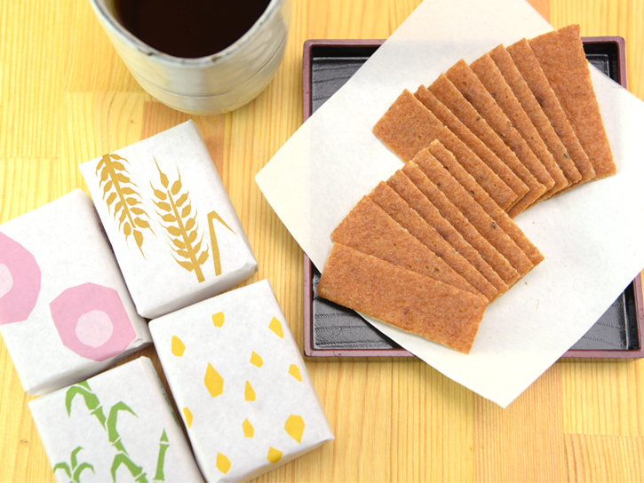 薄く焼き上げた和菓子「ごま松」